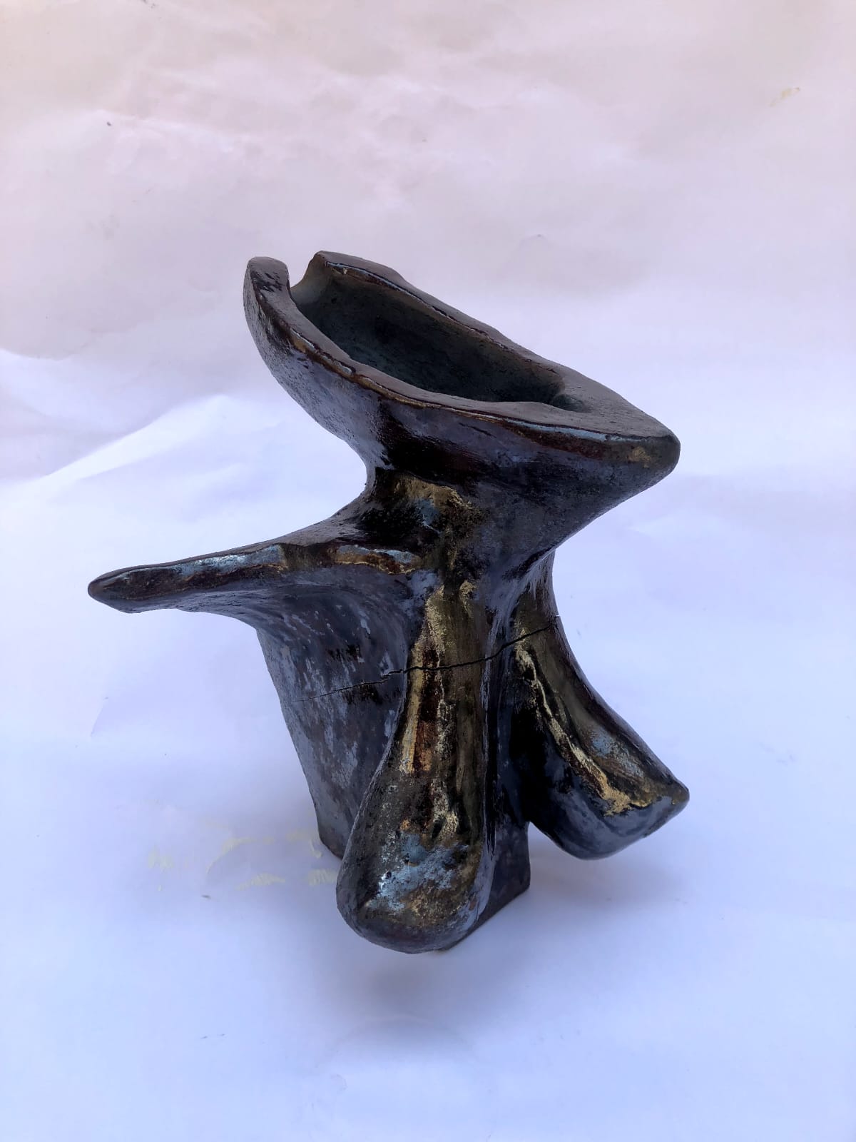 Francis NU – Vuelo ciego / Escultura sobre barro con acabado en Rakú – 16 x 18 cm – 1/1