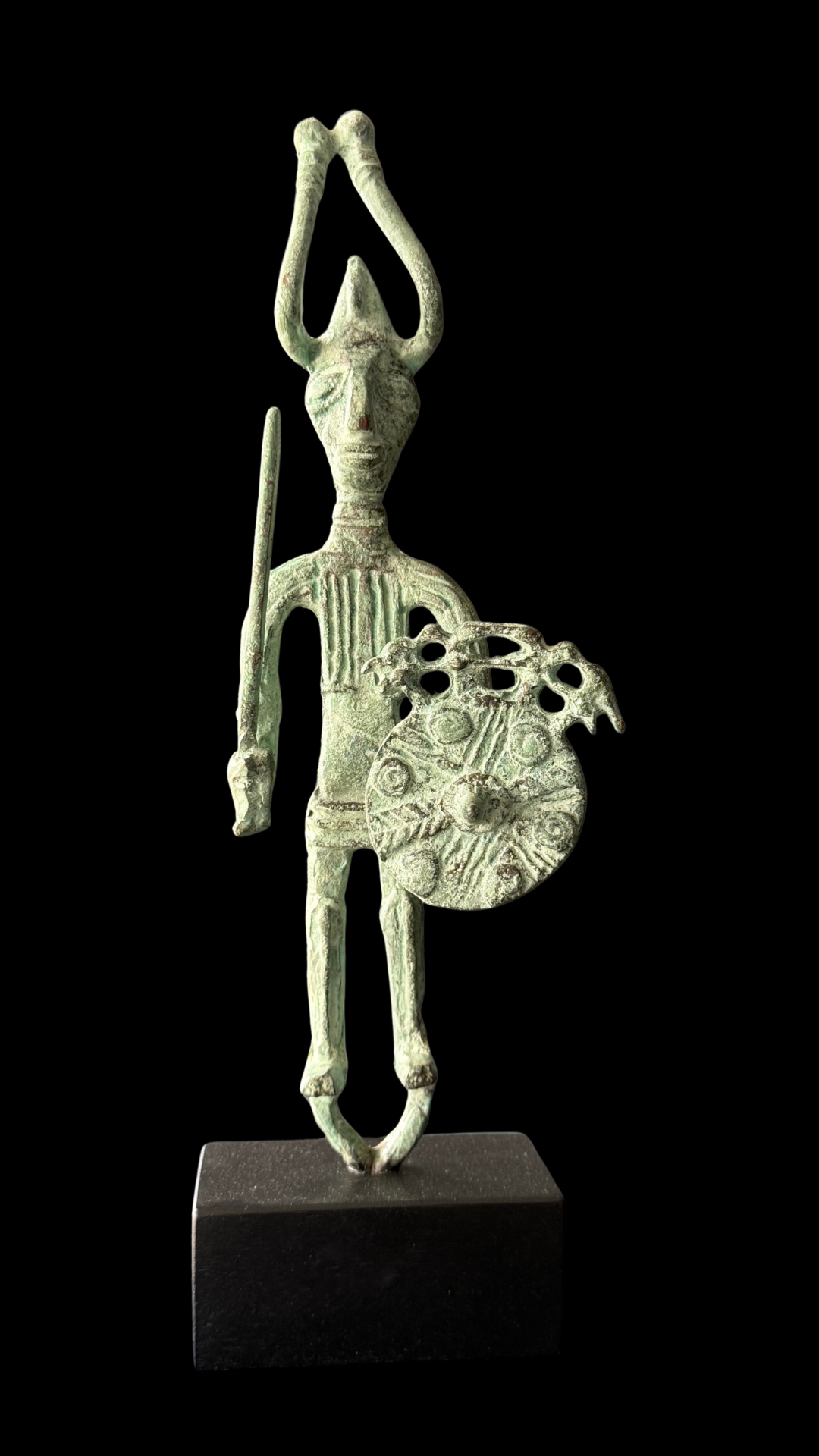 Figuras y máscaras de la Sardegna – Guerrero nuragico gigante / fundición en bronce sobre 32 x 12 cm – 12 x 32 cm – Serie abierta