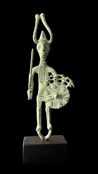 Figuras y máscaras de la Sardegna – Guerrero nuragico gigante / fundición en bronce sobre 32 x 12 cm – 12 x 32 cm – Serie abierta