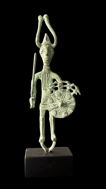 Figuras y máscaras de la Sardegna – Guerrero nuragico gigante / fundición en bronce sobre 32 x 12 cm – 12 x 32 cm – Serie abierta
