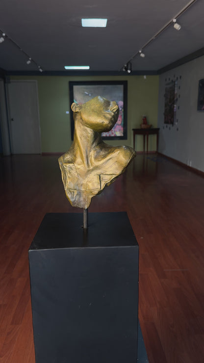 Vito Asencio - Evidencia confrontada / Bronce sobre metal - 30 x 30 x 25 cm